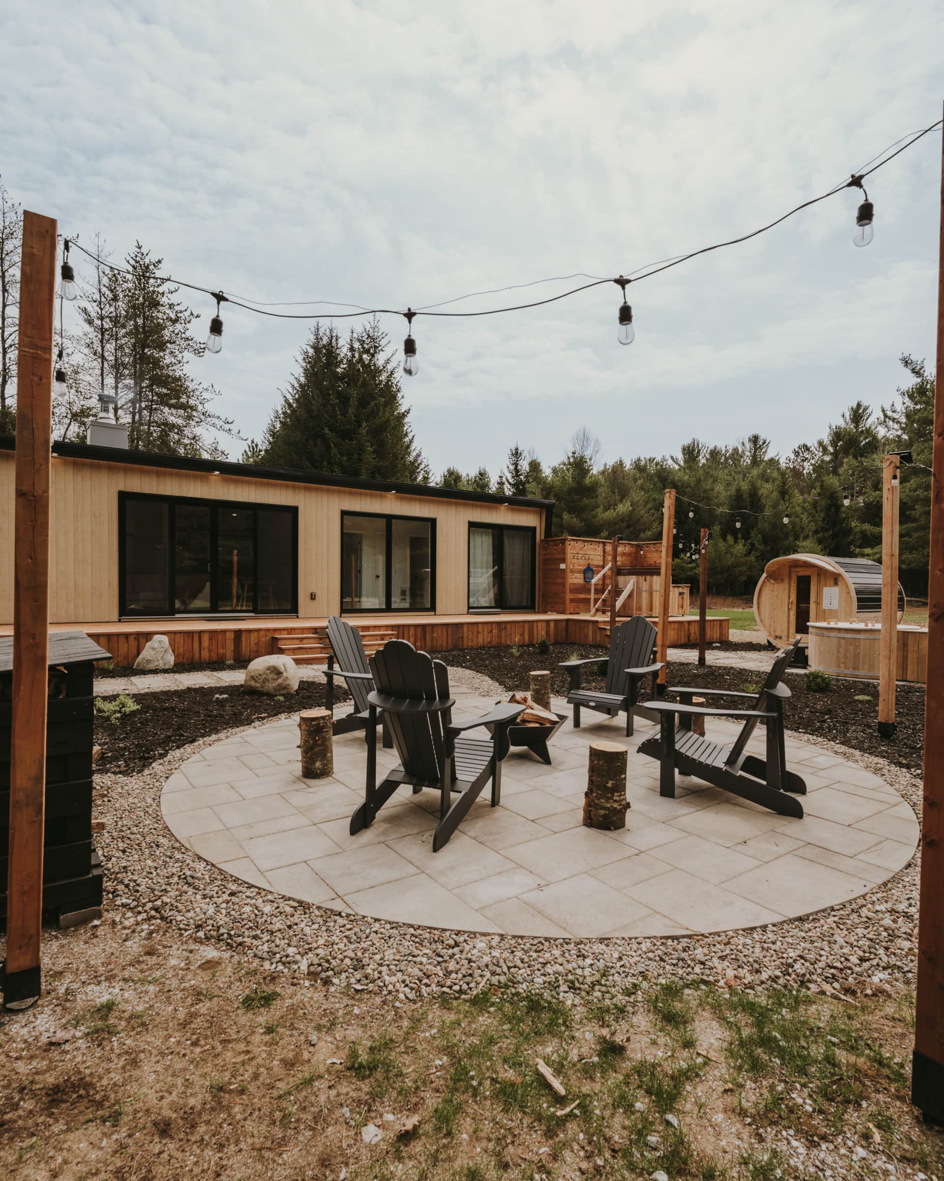 Mini chalet moderne avec espace feu extérieur, sauna et bain chaud au Kaza Chalets & Spa à Kazabazua en Outaouais.